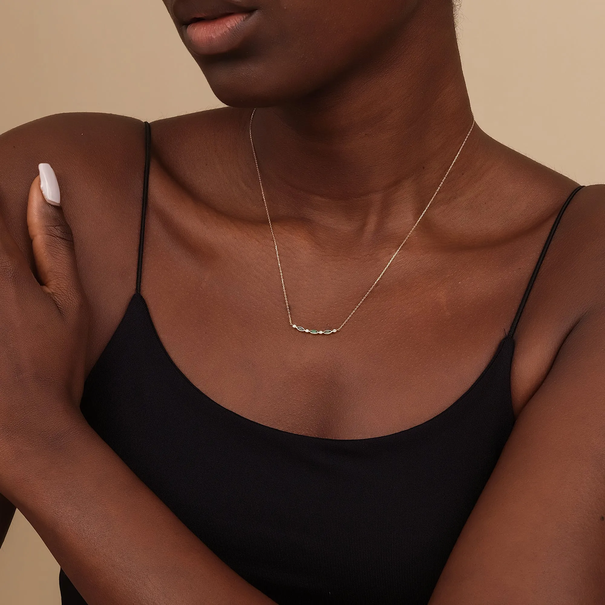 Curved Emerald & Diamonds Bar Necklace, Doux