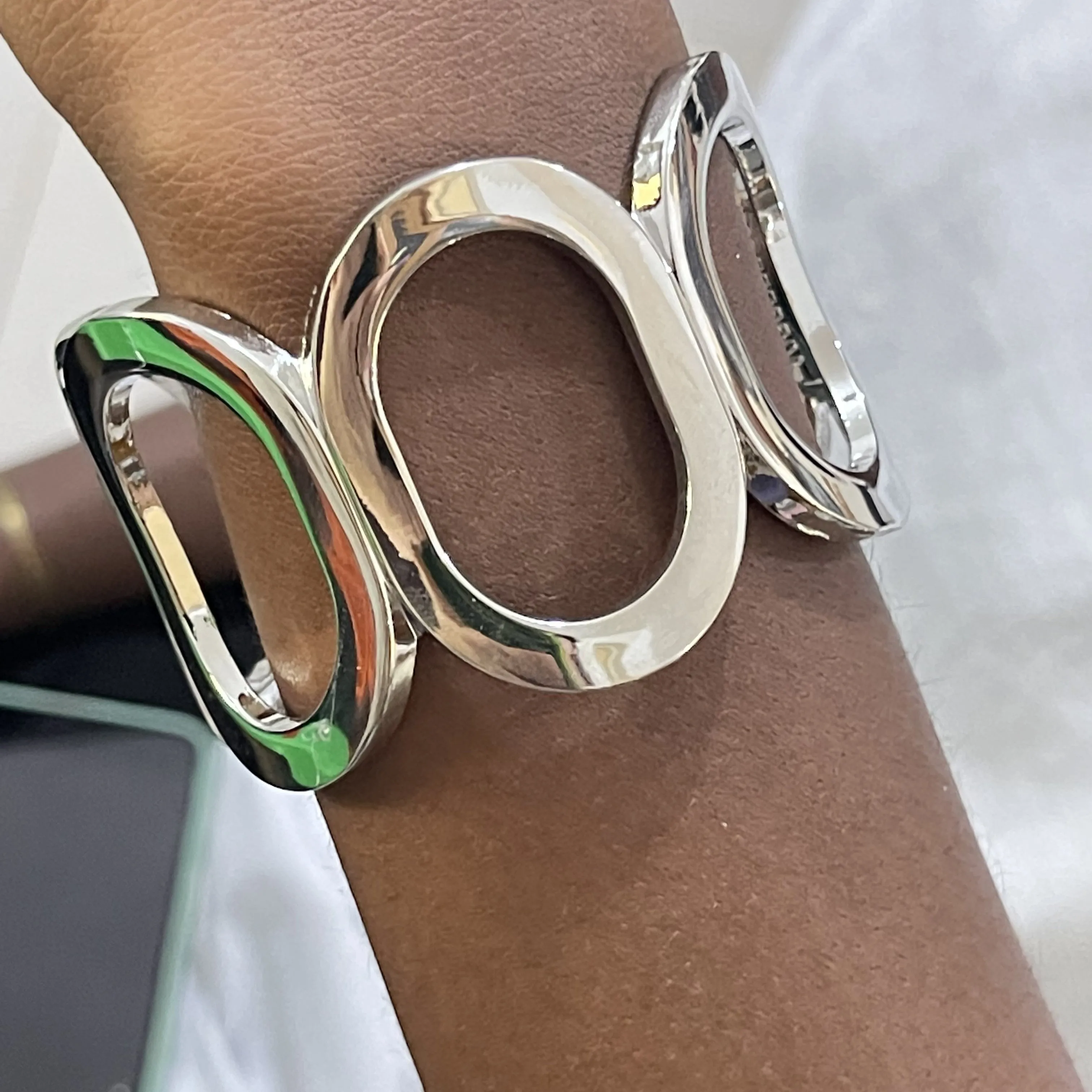 Fashionable hollow out bracelet