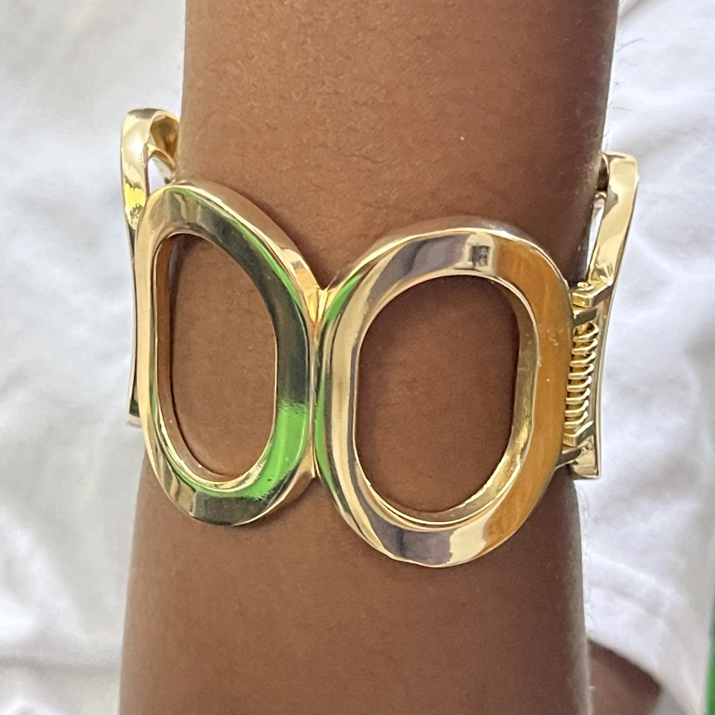 Fashionable hollow out bracelet